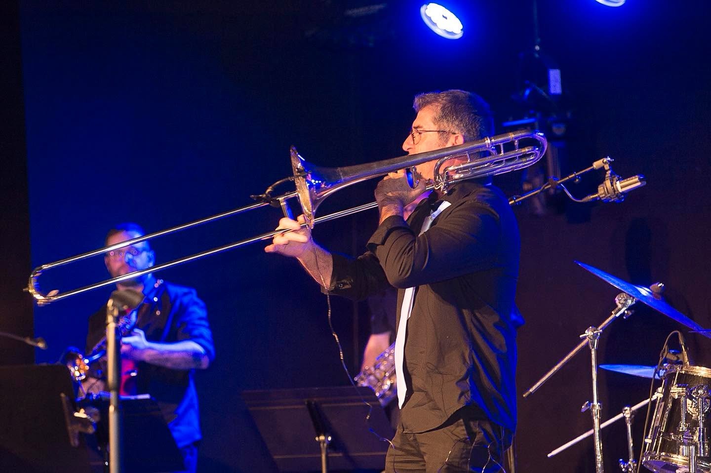 The Fine Allies en concert, tromboniste en solo